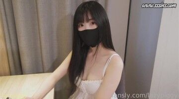 懒懒猪【性爱vlog】粉嫩骚穴口交与足交的唤醒趁性瘾女友打游戏的时候干她却被榨干了精