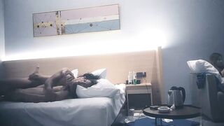 探花-约双胞胎，先操妹妹再到姐姐，两人扛不住大鸡鸡，差点打起来
