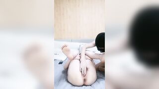 气质长发小母狗被小哥哥后入操逼，女上位打桩舔逼揉搓阴蒂，花样道具自慰