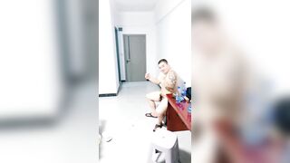 淫乱房间激情群P大秀【1】淫声荡语不断全程露脸渣男浪女激情啪啪，口交大鸡巴舔乳头 轮草抽插浪叫不止带劲