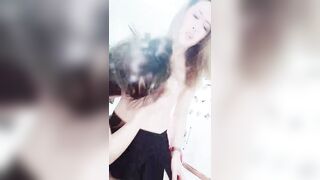 美甲店里的4P激情【上篇】全程露脸美女顾客的极致性体验，口交大一起让两大哥吃奶玩逼，各种轮草抽插淫声荡语刺激