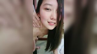 被男友操的心花怒放的【小骚货-上篇】笑着很开心，酒店后入长发锥子奶妹妹，多角度拍摄，最后口爆一嘴