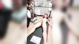 童颜大奶露脸萝莉又来了【下篇】伺候小哥哥口交大鸡巴无套抽插，浪叫呻吟淫声荡语，从床上干到厨房射一屁股沾逼毛