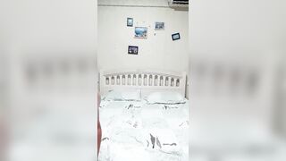 绝对精彩【上篇】168CM美女3P名场面！两根屌轮番舔弄，掰开无毛紧致骚穴，大长腿骑乘位猛操