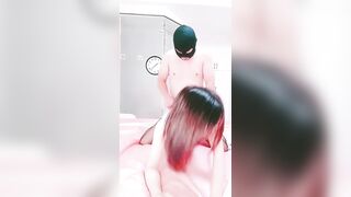制服小骚货大战头套男，一脸淫荡舔屌插嘴，喜欢仰卧式被操，屌上操的多是白浆