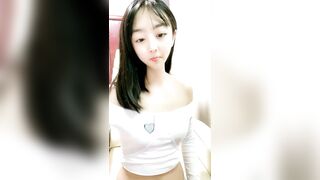小兔牙超可爱学生妹，几天没播更骚了，伸进内裤自摸起来，掏出奶子紧致粉穴，洗完澡给大家扣一波，表情很投入很享受