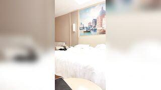 专业团队酒店自拍无套啪啪女仆装，传教士打桩白浆流出多个角度抽插，还个男主继续来