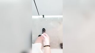丰满巨乳妹子在公厕玩剧情，偶遇男子直接开干趴下深喉大屌撅起屁股后入啪啪