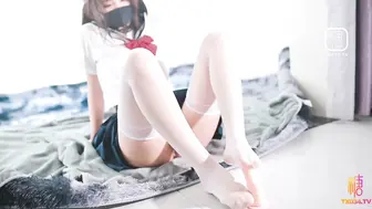 【贫乳JK】性瘾穴妹白丝嫩穴侍奉猛骑肉棒后入被中出浓精流出