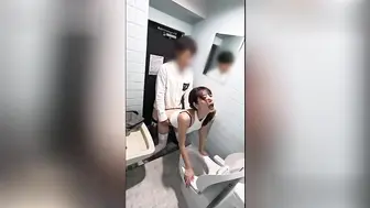 日本OF人气播主 香月怜 卫生间与粉丝做爱视频曝光 巨乳翘臀骚样诱人 口交后入干到高潮，在公共洗手间做爱真的让我湿透了