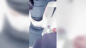 真实兄妹乱伦 爸妈厨房忙活时 哥哥客厅直接开干妹妹 口爆吞精后回房无套内射 刺激炸裂！