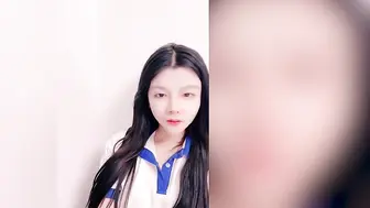 极品福利姬脱到一丝不挂诱惑观众，很漂亮的一线天
